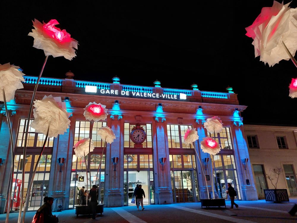 façade d'une gare illuminée
