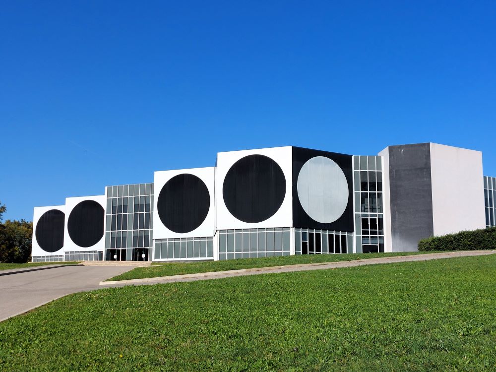 bâtiment à l'architecture contemporaine