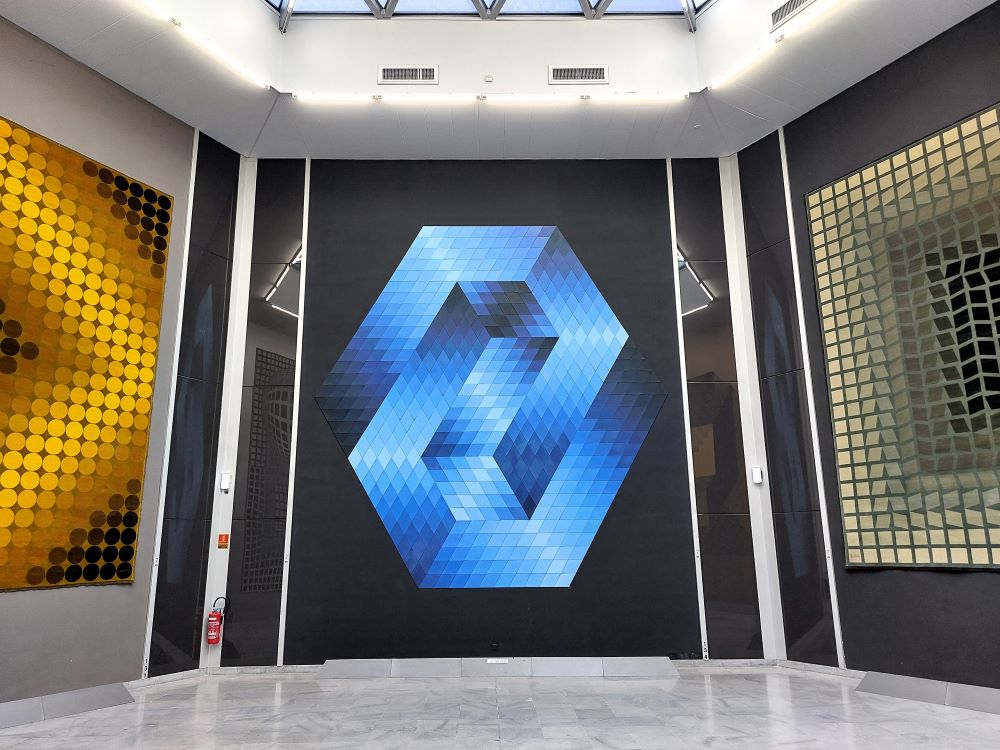 Œuvres monumentales d'art contemporain colorées, reprenant le principe de l'art optique, et réalisées par Victor Vasarely