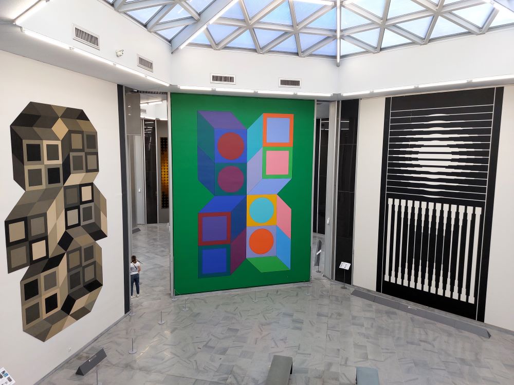 Œuvres monumentales d'art contemporain colorées, reprenant le principe de l'art optique, et réalisées par Victor Vasarely