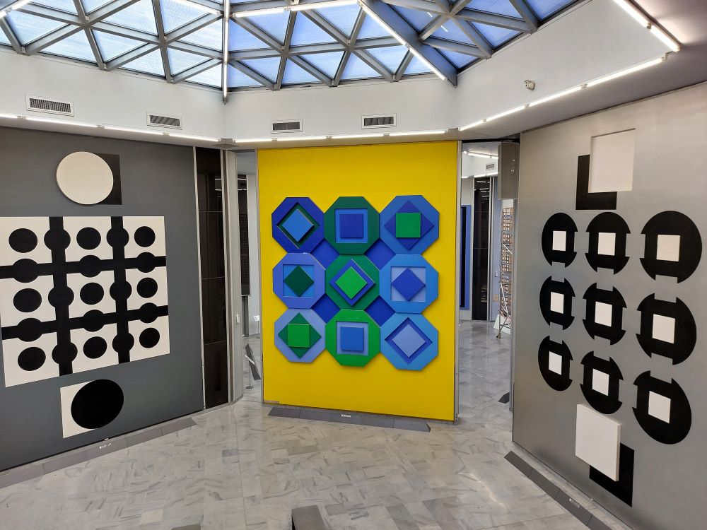 Œuvres monumentales d'art contemporain colorées, reprenant le principe de l'art optique, et réalisées par Victor Vasarely