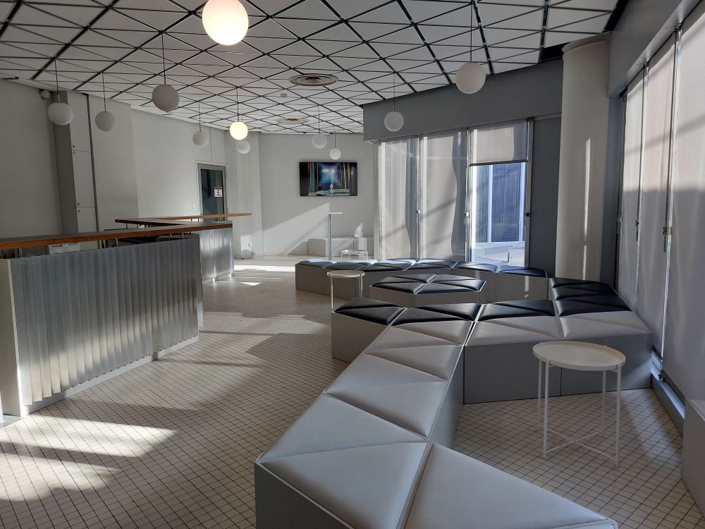 une cafétéria des années 1970 dans les tonalités de gris