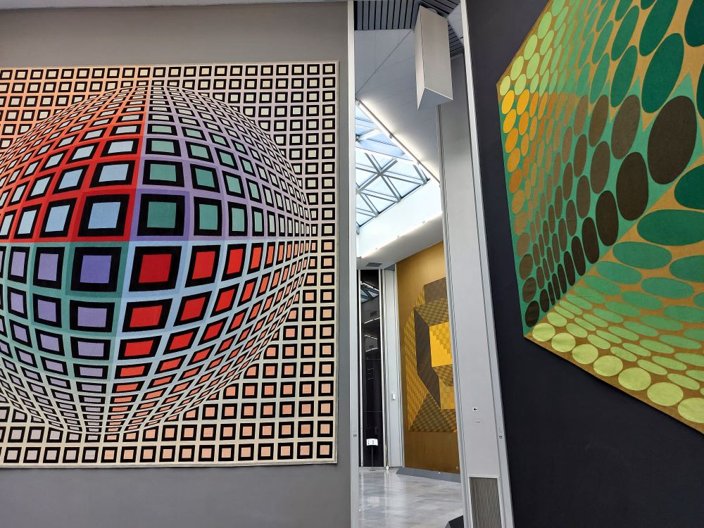 Œuvres monumentales d'art contemporain colorées, reprenant le principe de l'art optique, et réalisées par Victor Vasarely