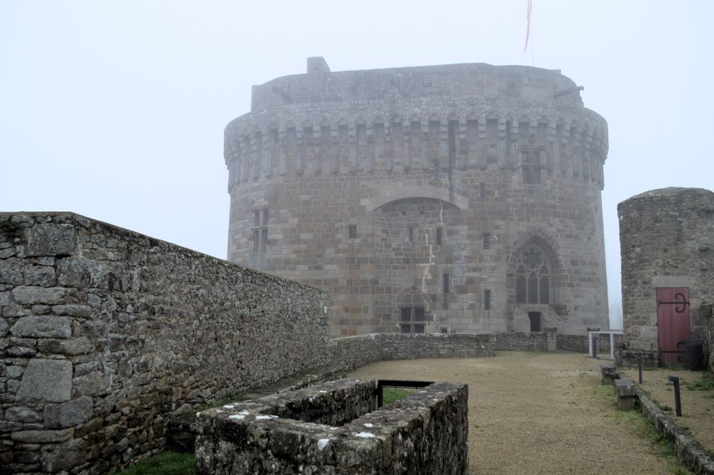 le haut du donjon du château de Dinan vu depuis les remparts