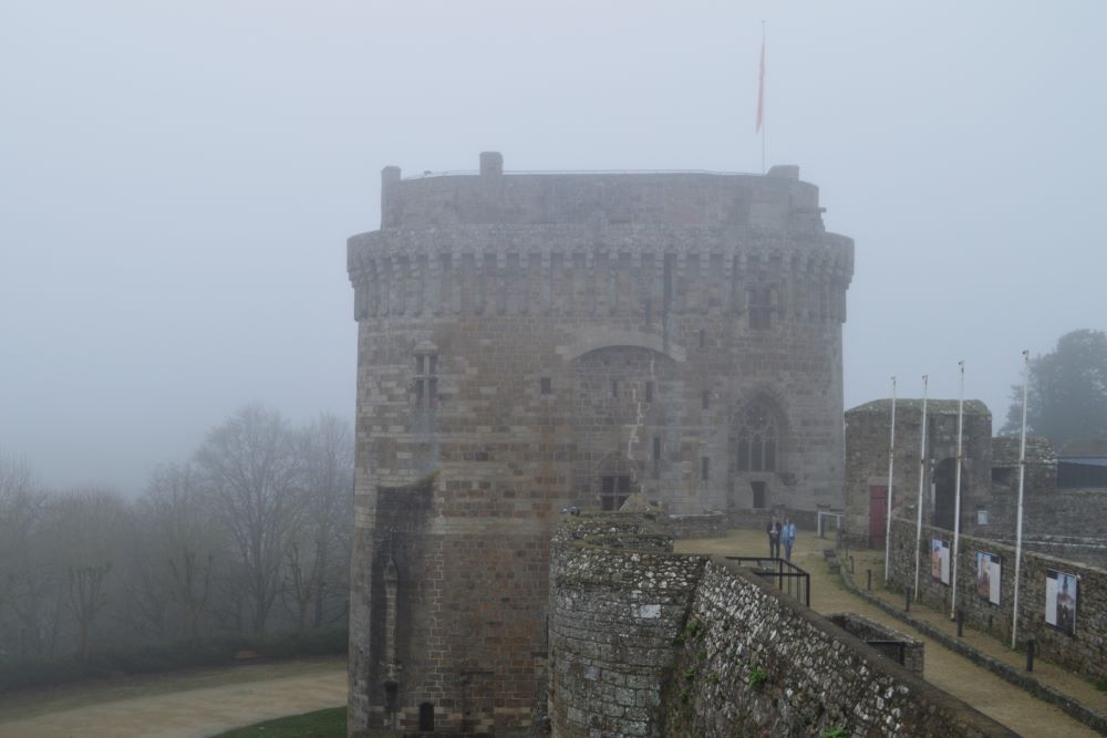 le haut du donjon du château de Dinan vu depuis les remparts
