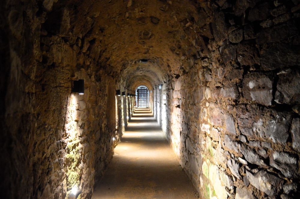 un passage souterrain creusé dans l'épaisseur du rempart