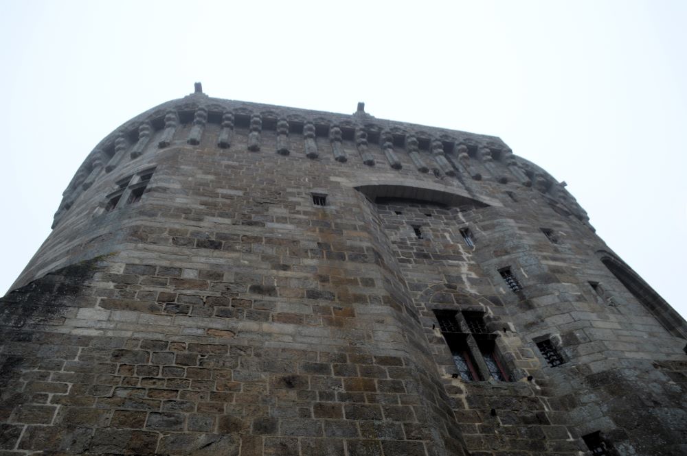 la tour-palais du château de Dinan vue d'en bas
