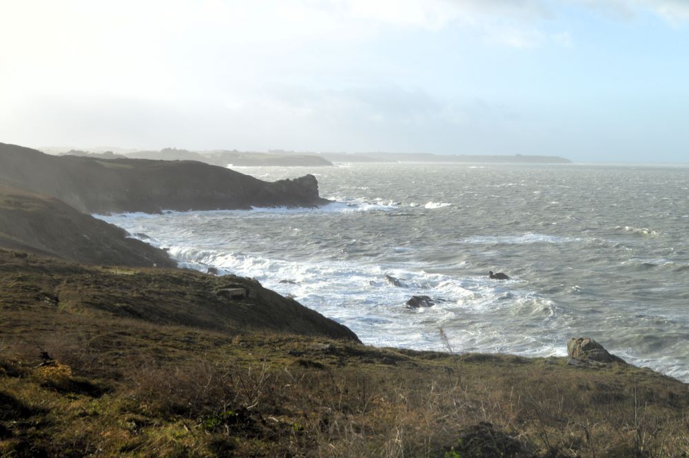 une tempête en bord de mer