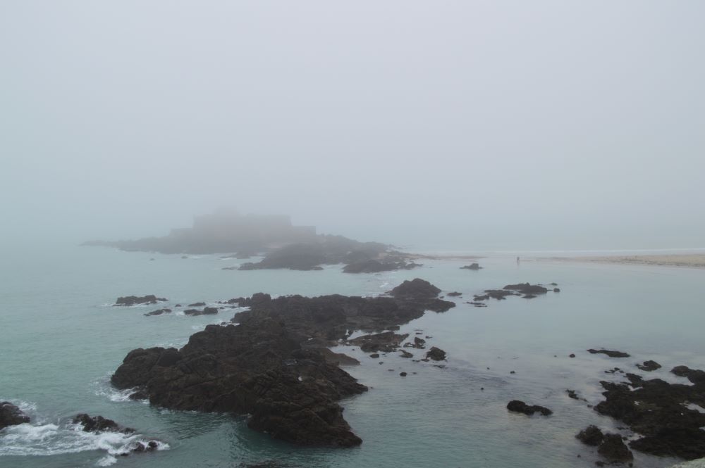 silhouette du Fort National dans le brouillard à Saint Malo