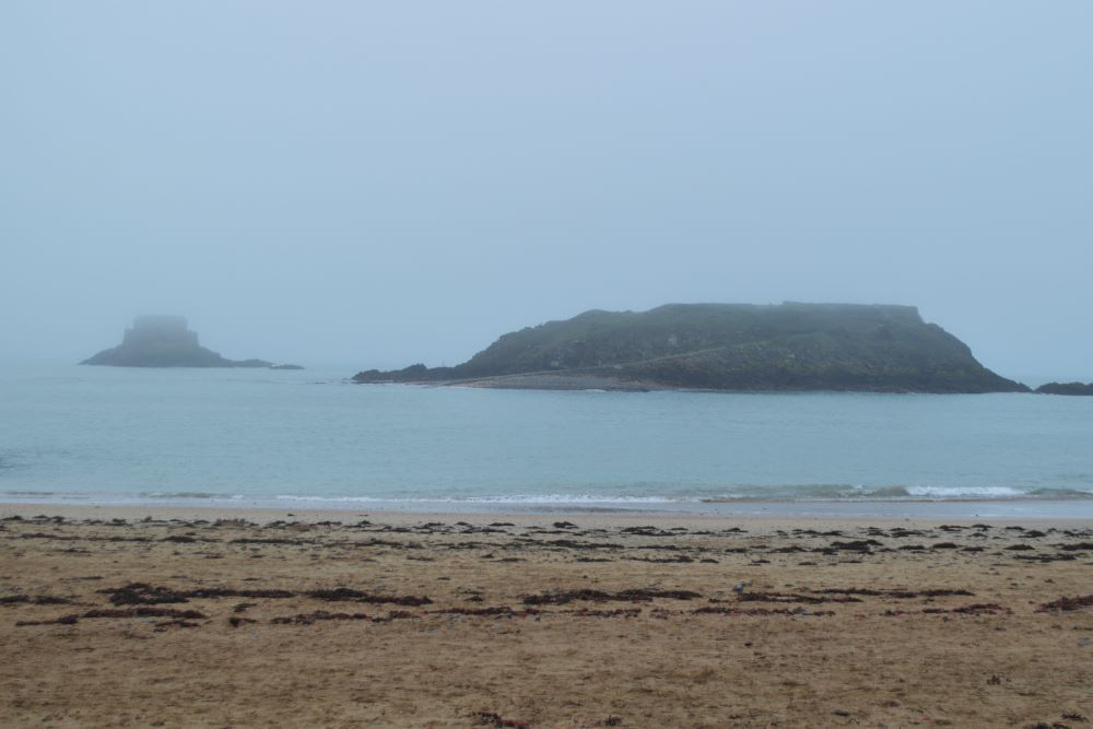 les rochers de Grand Bé et Petit Bé à marée haute depuis la plage de Bon Secours à Saint Malo