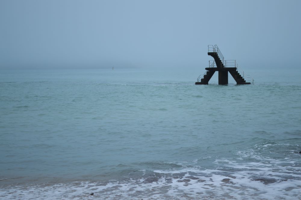 le plongeoir de la piscine de la plage de Bon Secours à Saint Malo, à marée haute