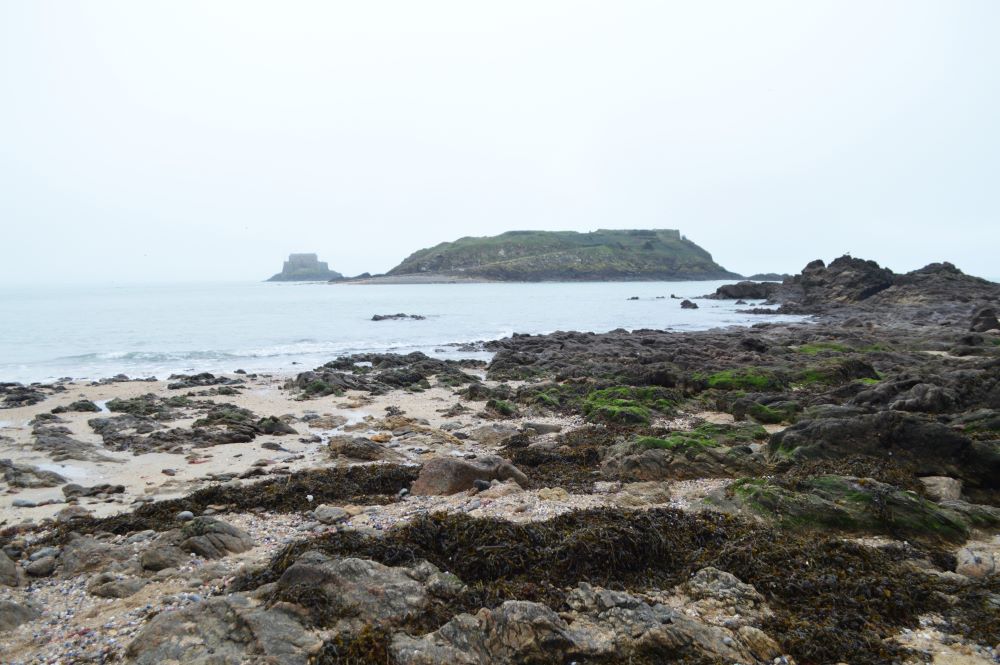 les rochers de Grand Bé et Petit Bé à marée haute depuis la plage de Bon Secours à Saint Malo