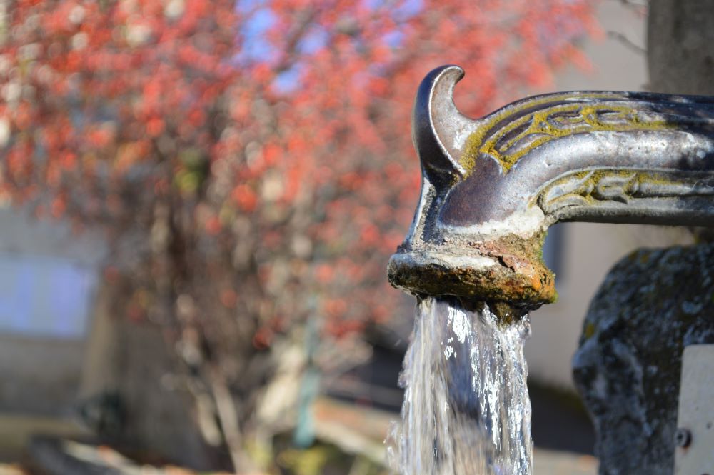 fontaine de village de laquelle coule de l'eau