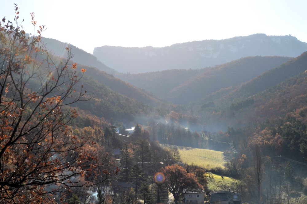 paysage de moyenne montagne dans la brume