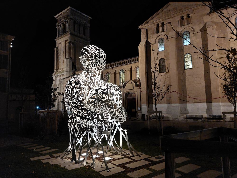 sculpture Le Messager de Jaume Plensa de nuit à Valence