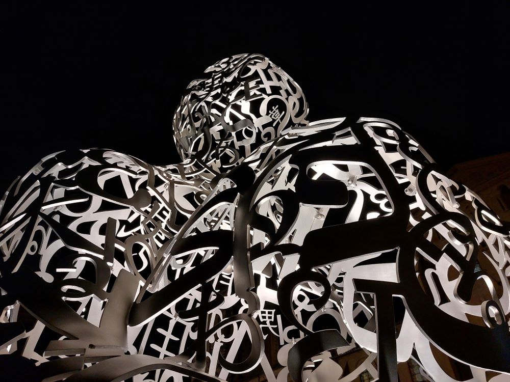 sculpture Le Messager de Jaume Plensa de nuit à Valence