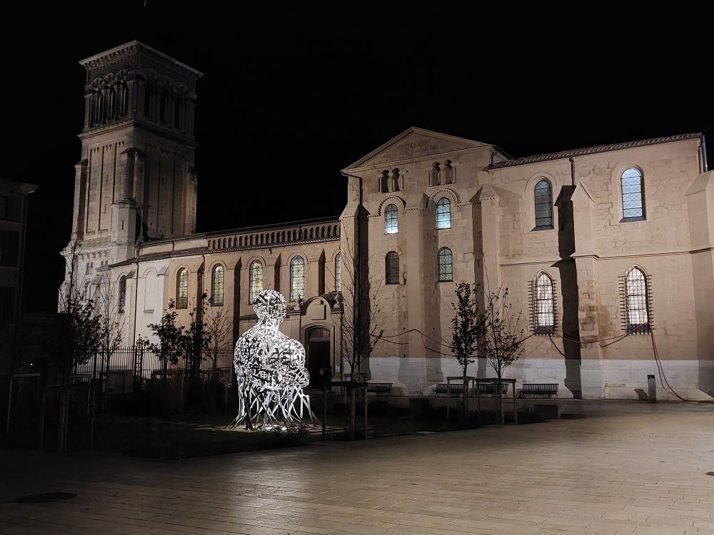 sculpture Le Messager de Jaume Plensa de nuit à Valence devant la cathédrale