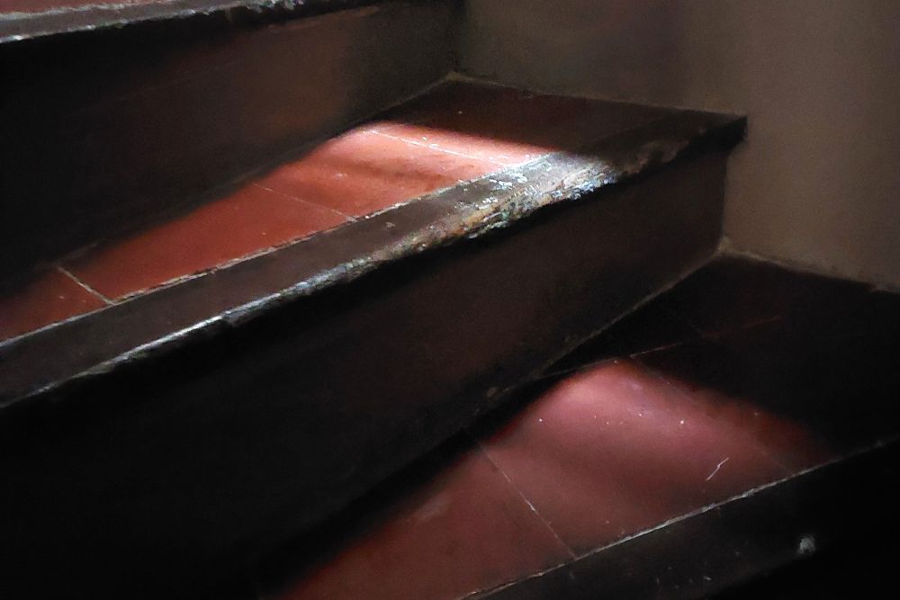 marches d'escalier en carreaux de terre cuite éclairées par un rayon de soleil