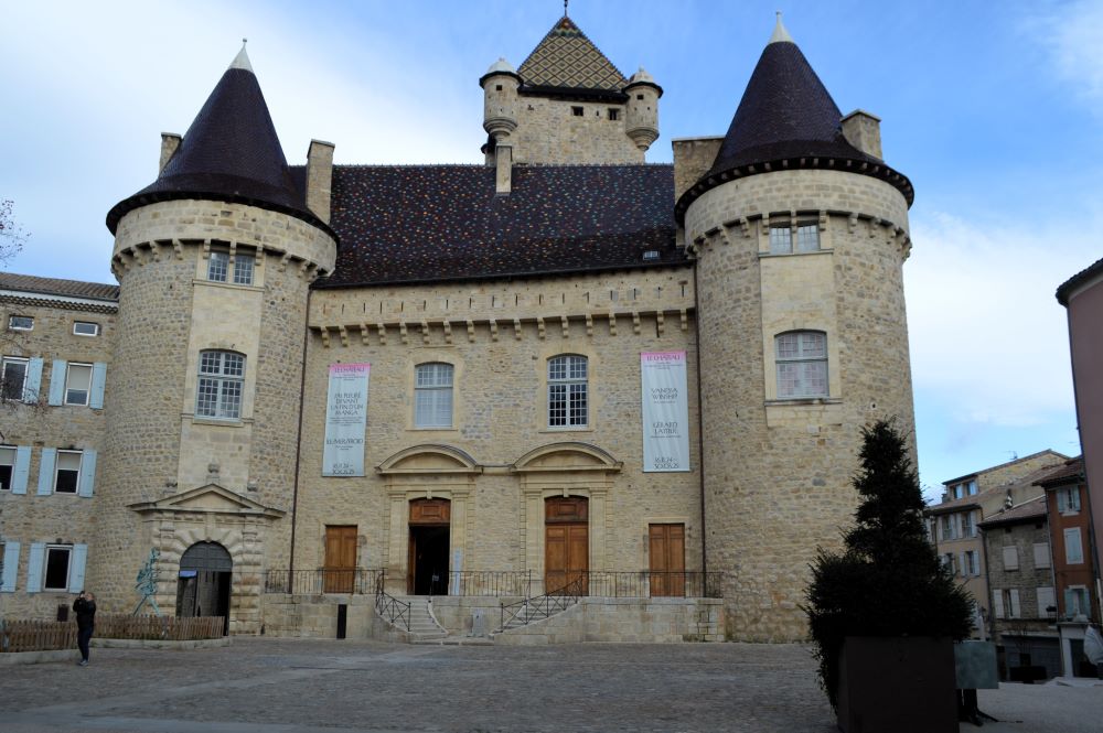 la façade du château d'Aubenas