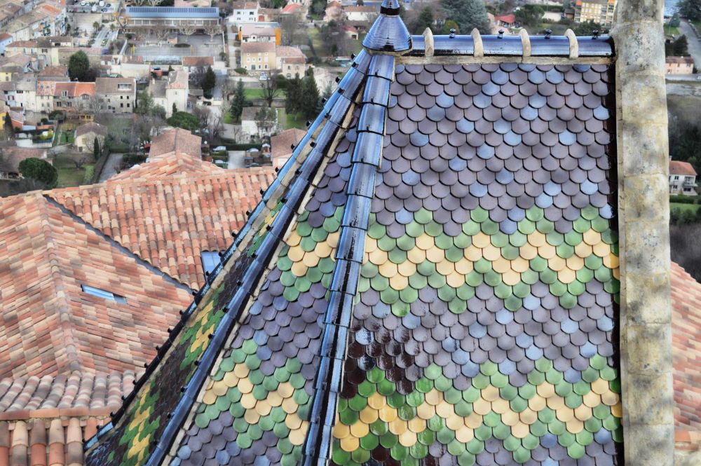 un toit à motifs de tuiles colorées