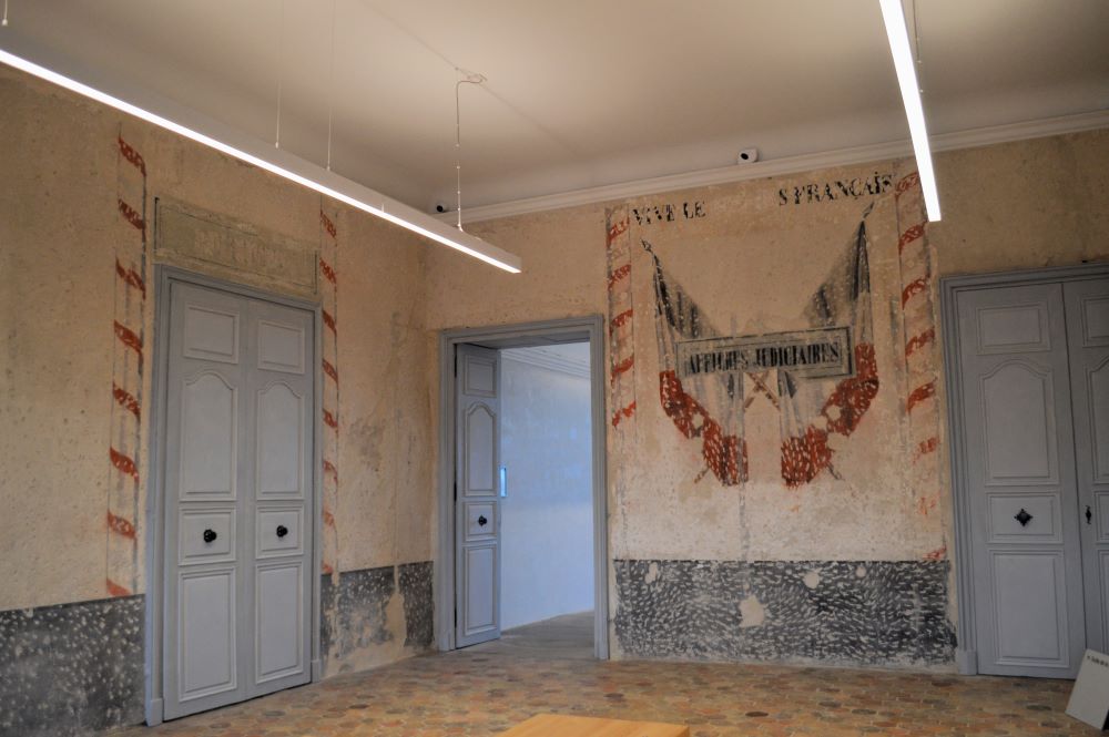 murs peints de la salle des pas perdus de l'ancien tribunal d'Aubenas