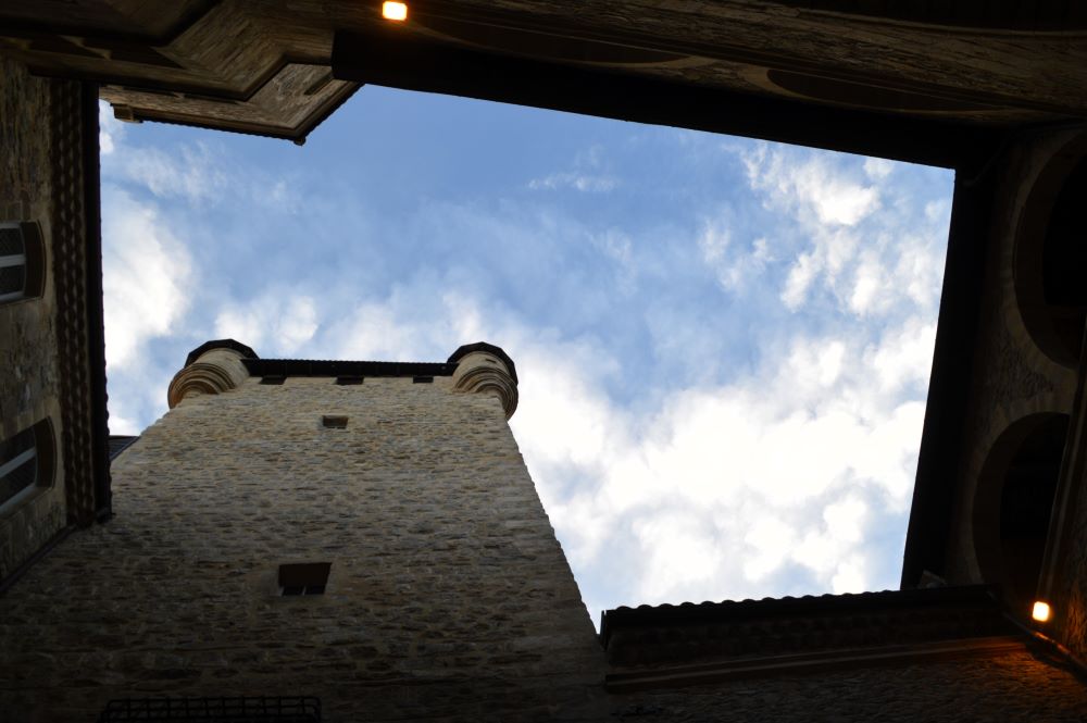 le ciel vu depuis la cour du château d'Aubenas entre les murs