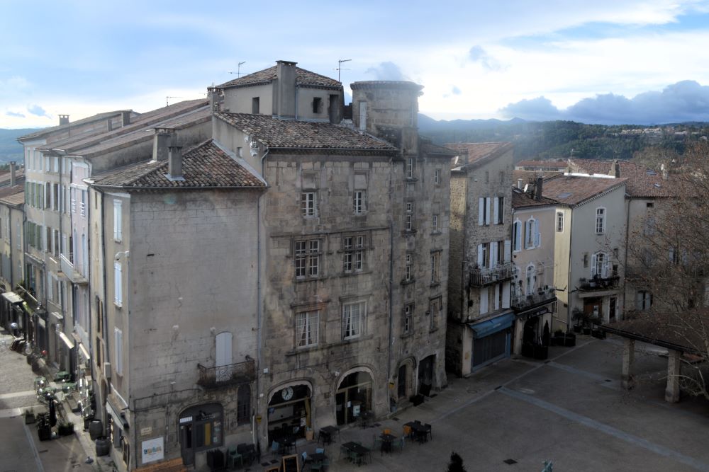 vue sur une place de la ville d'Aubenas depuis les étages d'un des bâitments