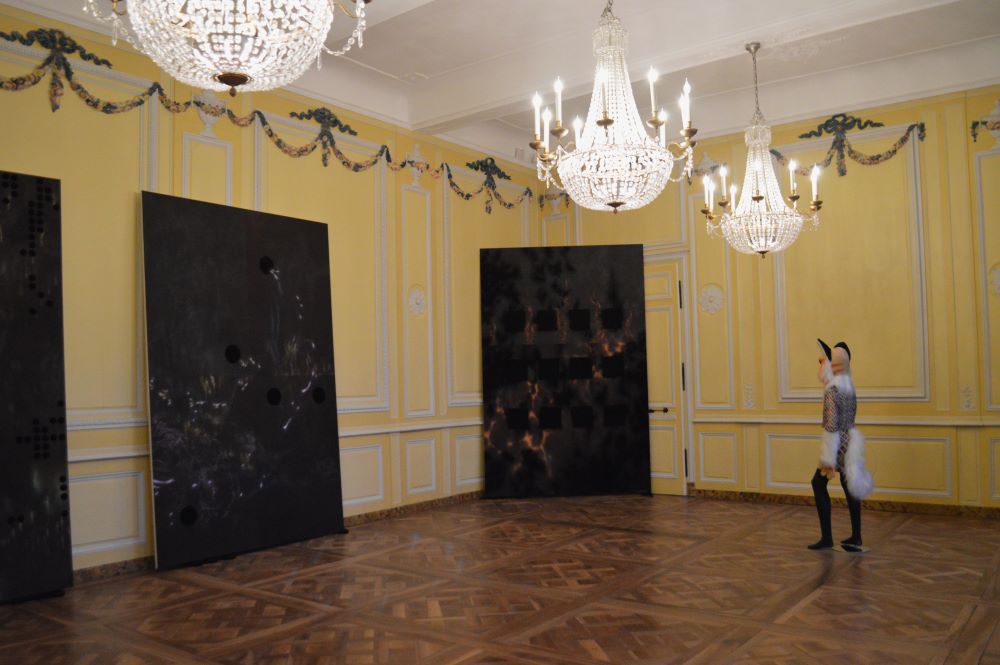 personnage de manga en taille réelle dans un salon du 18e siècle