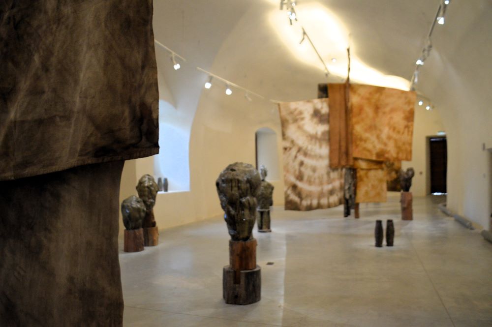 oeuvre d'art contemporain : céramiques et tentures 