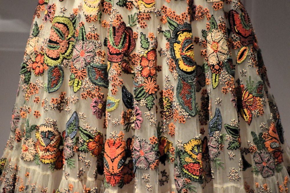 des broderies fleuries sur un tissu léger