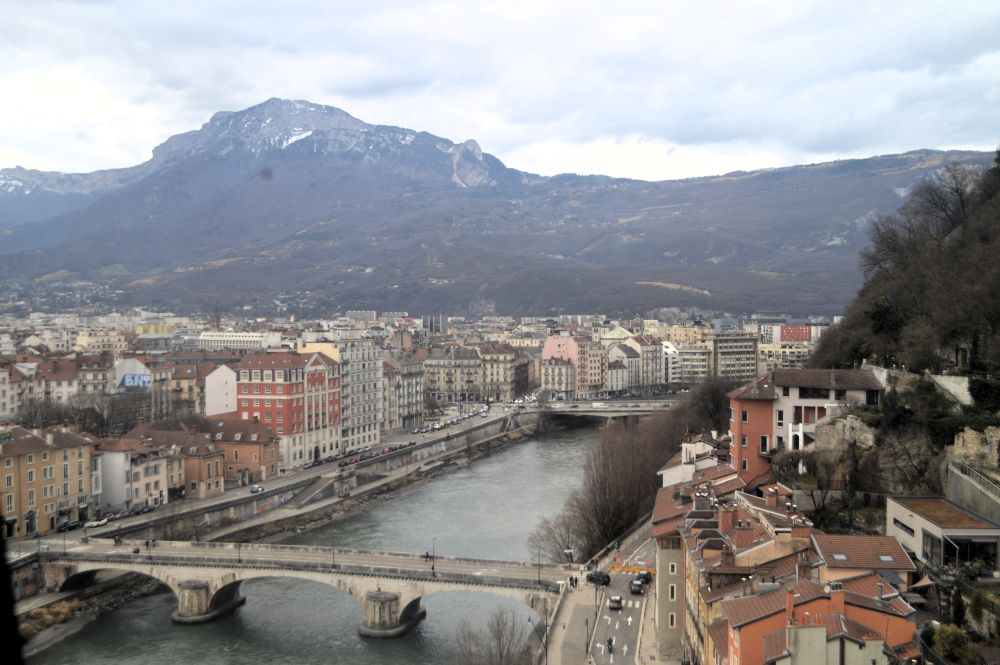 une vue de Grenoble avec la rivière Isère au milieu et le Vercors au fond