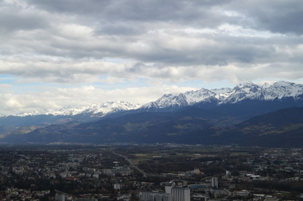 sommets enneigés des montagnes de Belledonne dominant Grenoble
