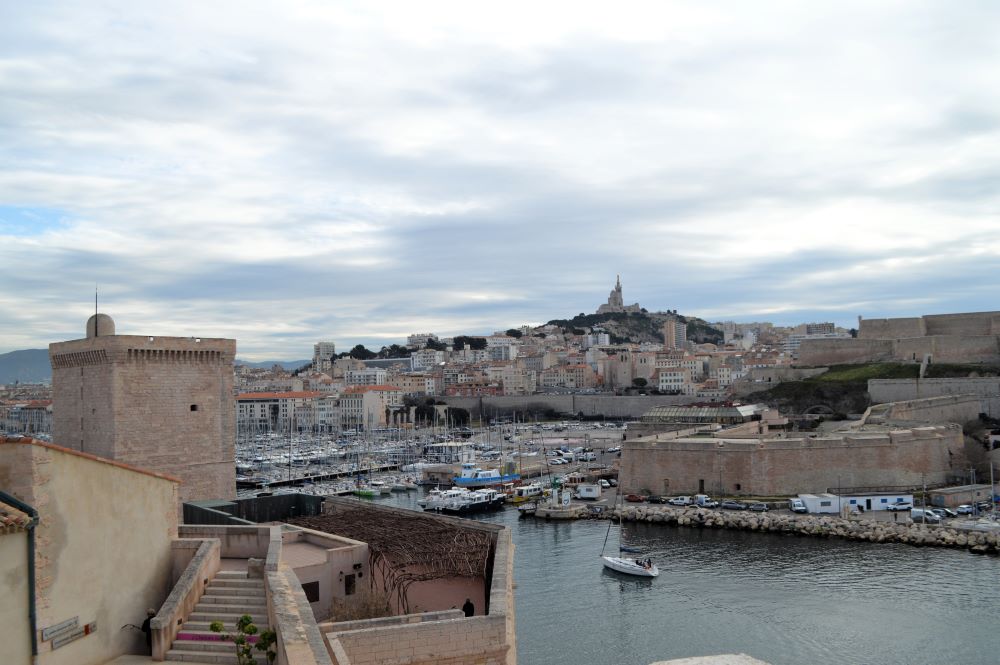 Depuis le chemin de ronde du Fort Saint Jean, vue sur la tour du Roi René, le Fort Saint Nicolas et Notre Dame de la Garde