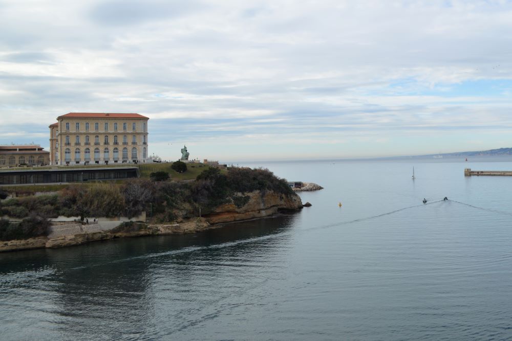 Vue sur le palais du Pharo et le chenal d'entrée du Vieux Port