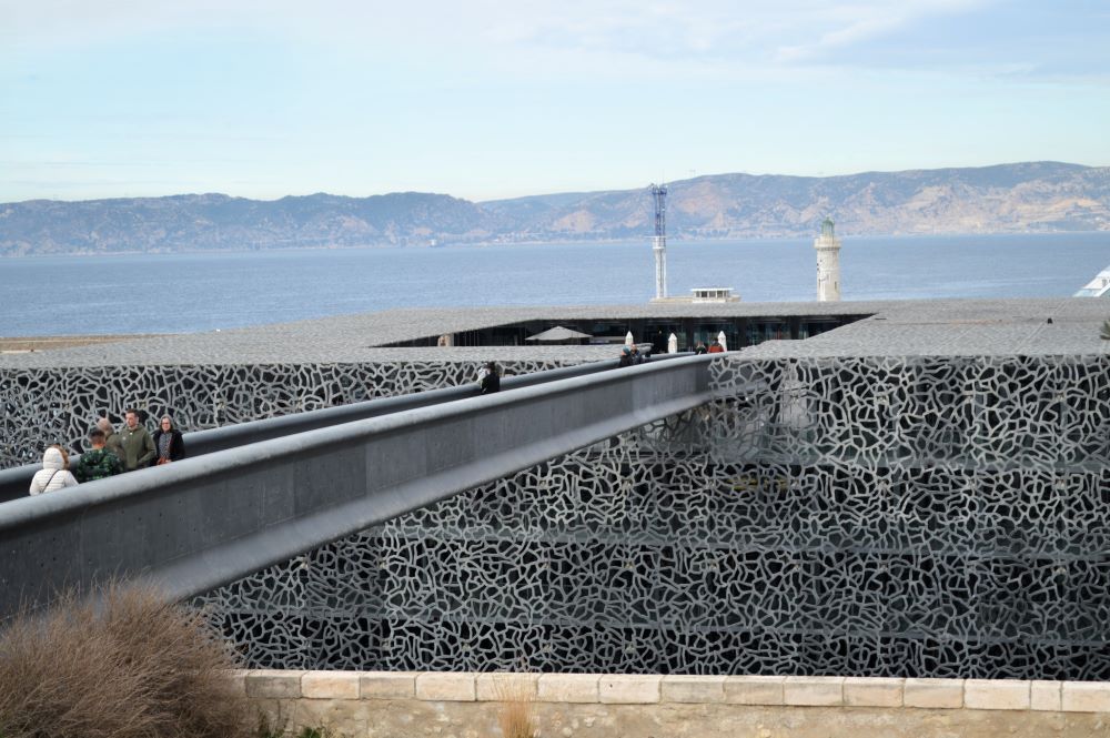 vue sur le bâtiment J4 du MUCEM et sa résille de béton