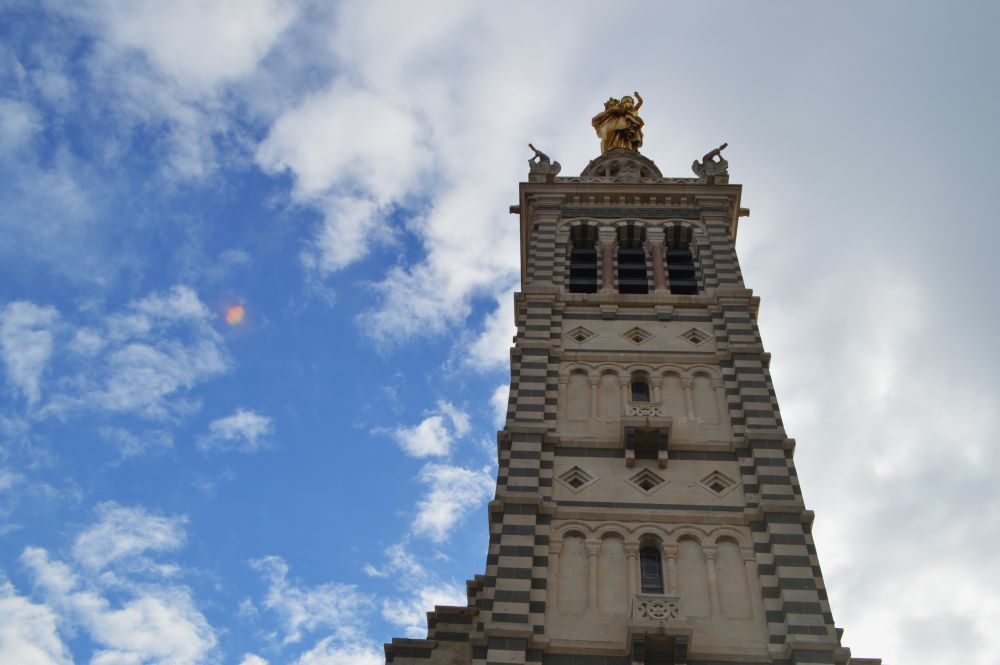vu extérieure du clocher de la basilique Notre Dame de la Garde