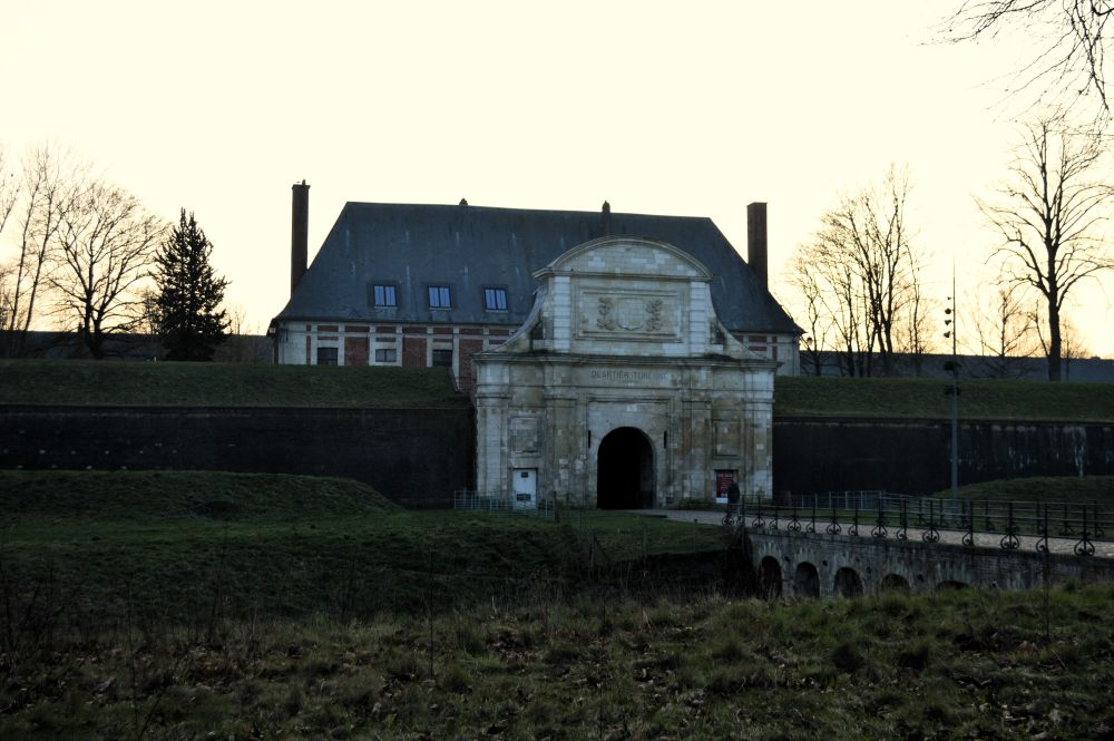 L'entrée de la Citadelle d'Arras au soleil couchant