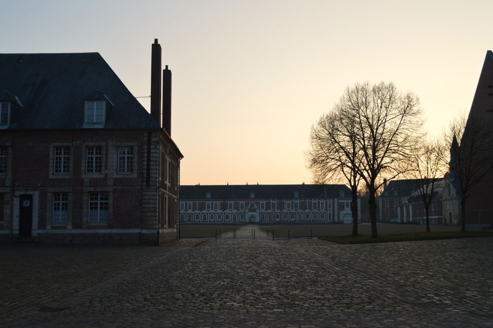 vue générale de la place d'armes de la citadelle d'Arras
