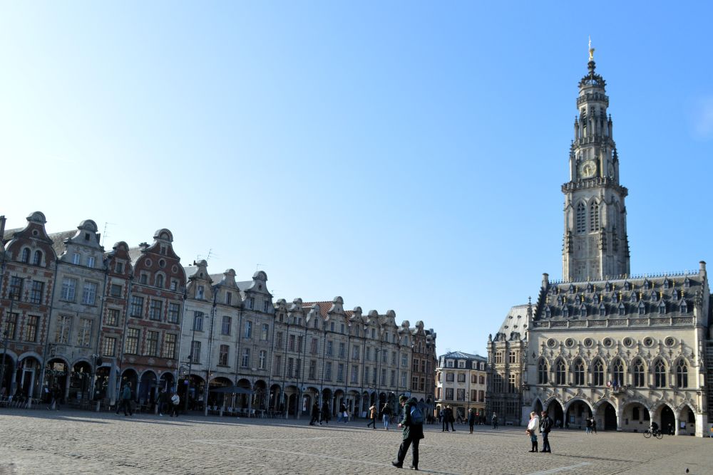 la place des Héros d'Arras entourée des façades baroques flamandes et dominée par le beffroi