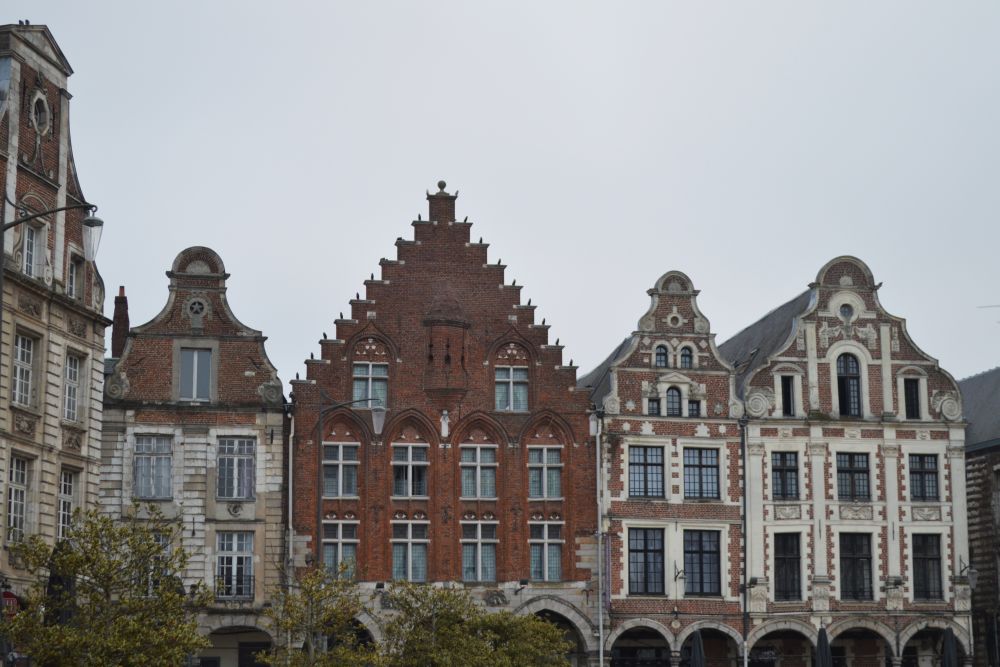 façades baroques flamandes de jour à Arras