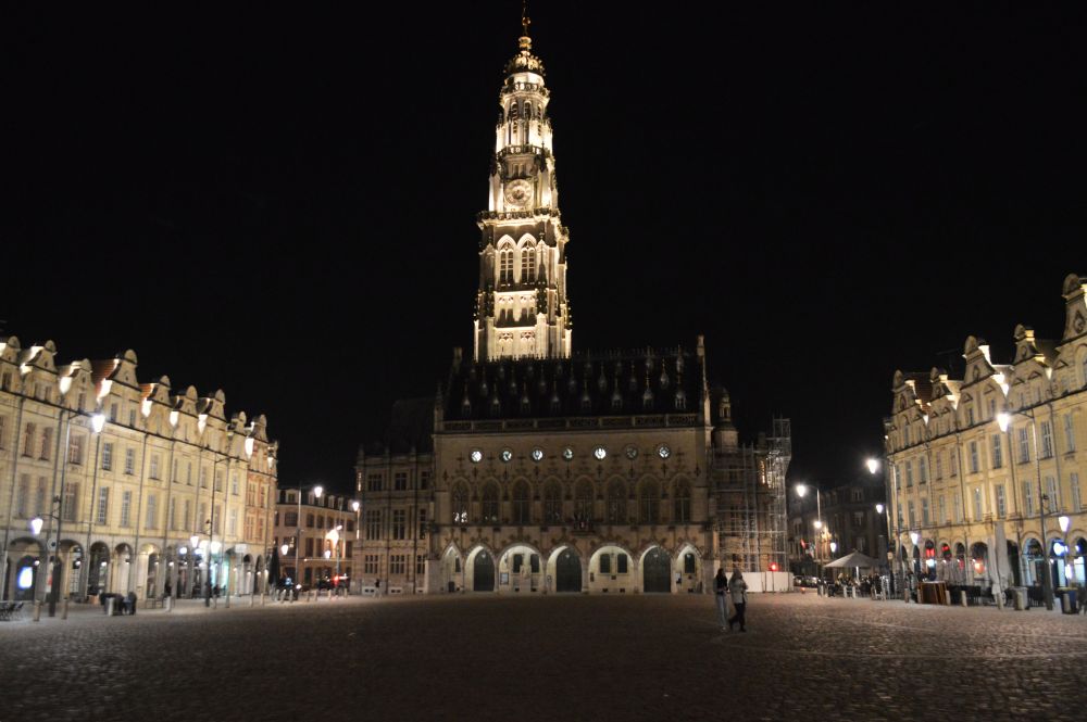 la place des Héros d'Arras entourée des façades baroques flamandes et dominée par le beffroi de nuit