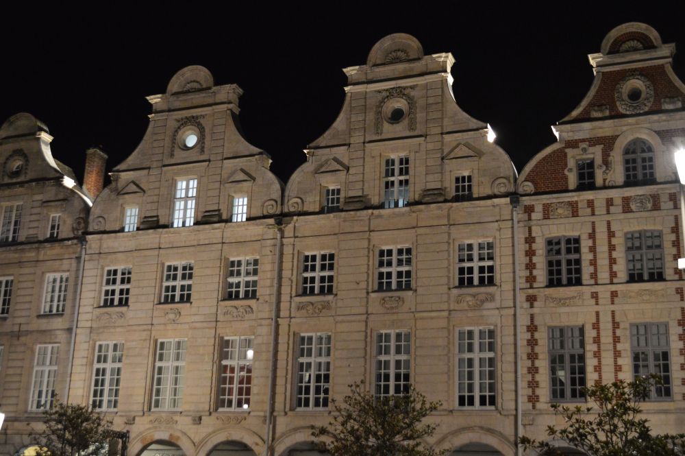 façades baroques flamandes de nuit  à Arras
