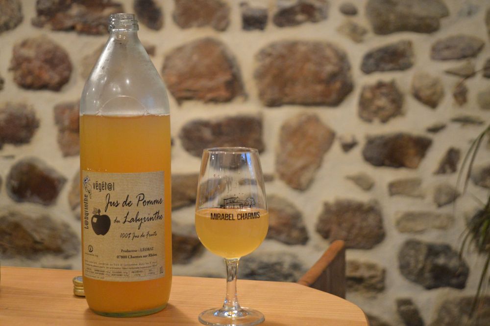 une bouteille et un verre de jus de pommes