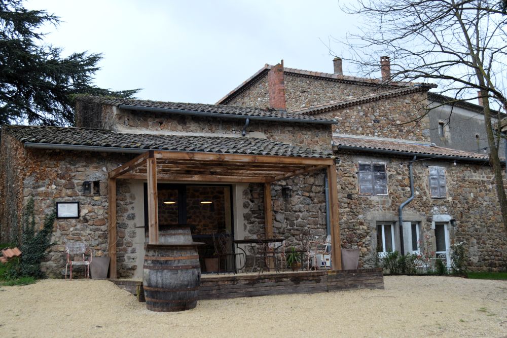 une terrasse devant une vieille maison en pierre