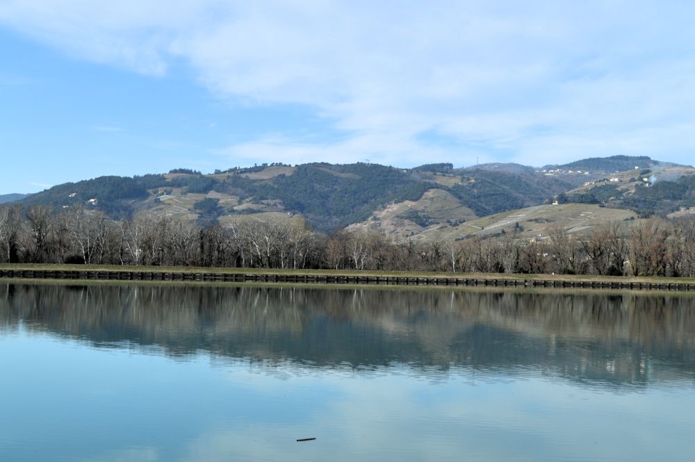 une vue sur le Rhône avec les collines qui se reflètent dans l'eau