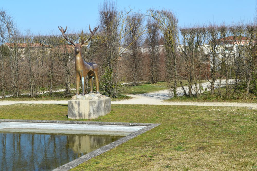 une sculpture de cerf majestueux dans un jardin public