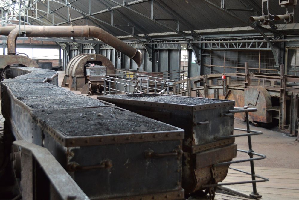 wagonnets de charbon dans une mine