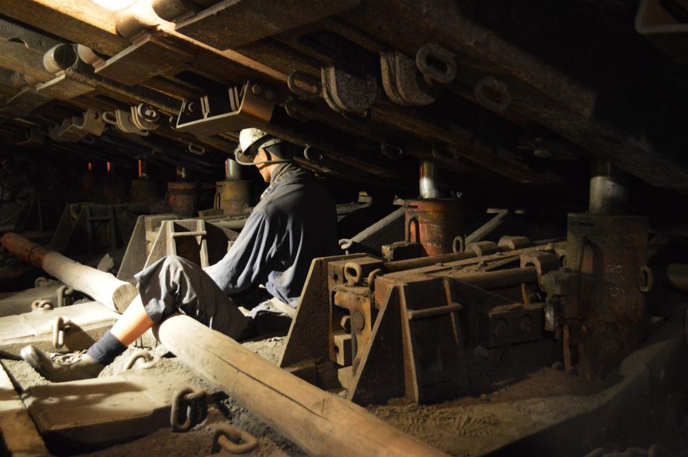 une personne travaillant à extraire le charbon dans une mine