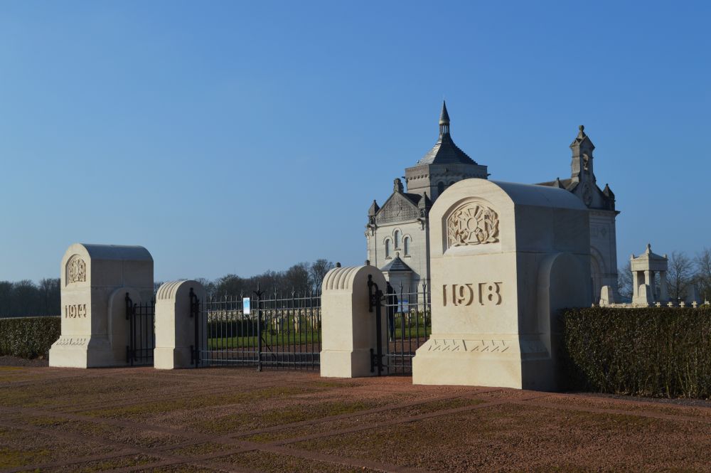 l'entrée de la nécropole nationale de Notre Dame de Lorette