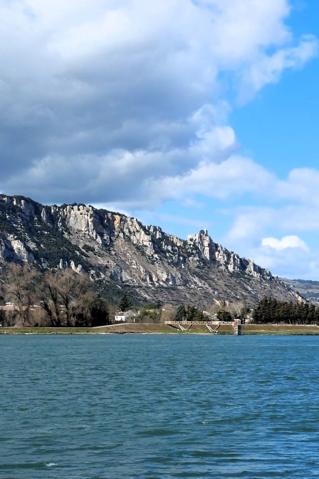 une vue sur le massif de Crussol avec le Rhône au premier plan